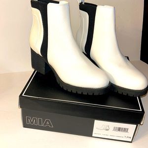 MIA NWT 7.5M White Catheryne slip on pull up booties 2” heel